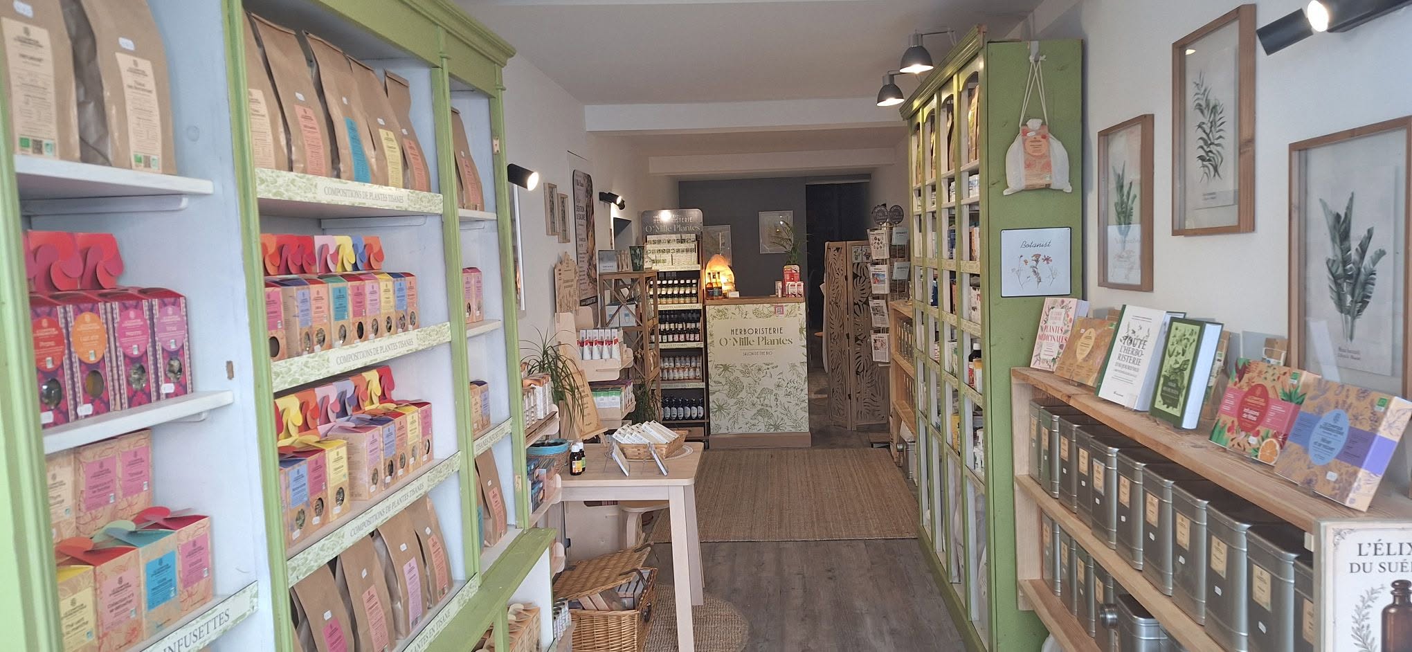 Intérieur de l’herboristerie O’Mille Plantes à Chambéry